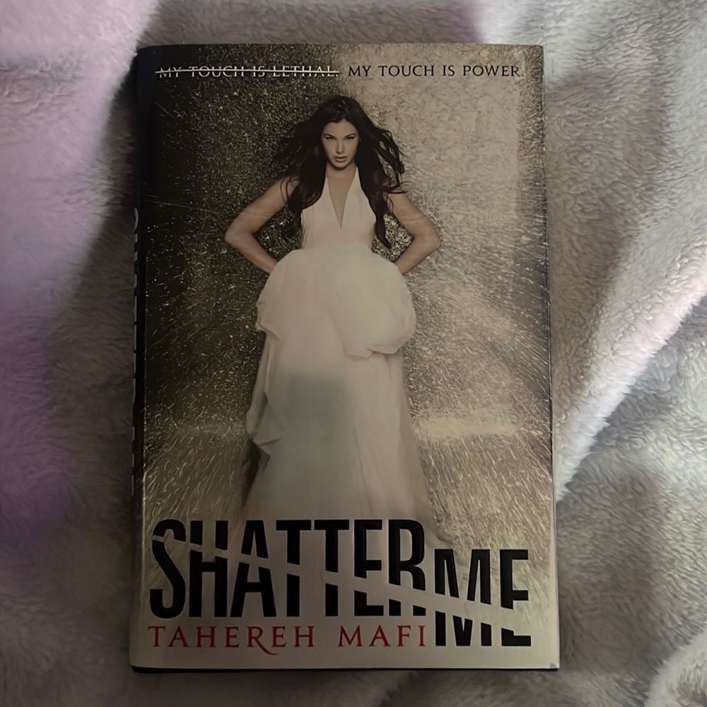 Shatter Me by Tahereh Mafi (hardcover)